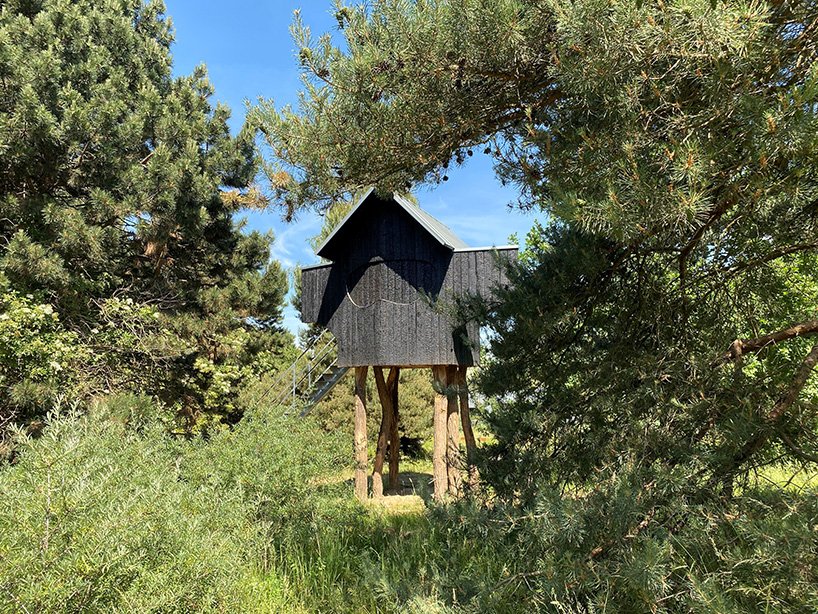 Terunobu fujimori 在 raketenstation hombroich 的高跷上安装了爱因斯坦茶室