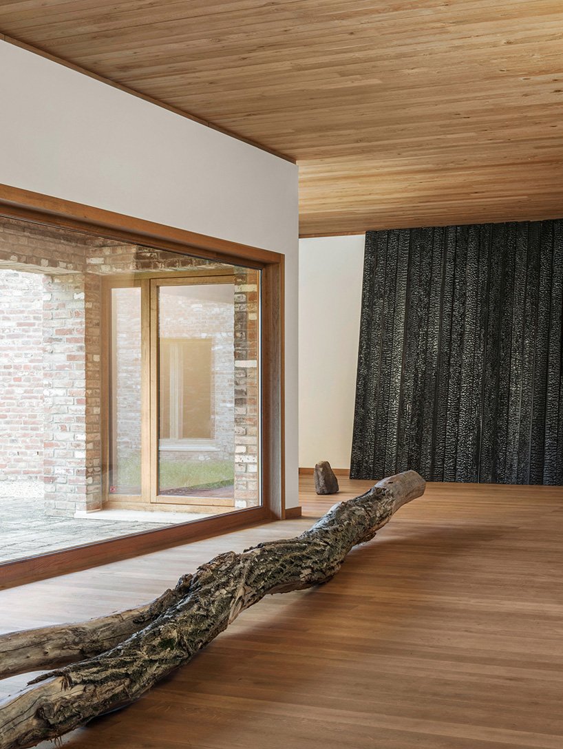 Terunobu fujimori 在 raketenstation hombroich 的高跷上安装了爱因斯坦茶室