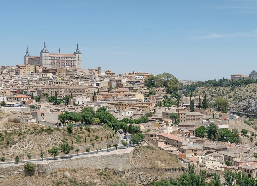 romero & vallejo 在西班牙托莱多历史悠久的市中心建造当代住宅