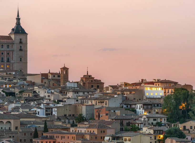 romero & vallejo 在西班牙托莱多历史悠久的市中心建造当代住宅