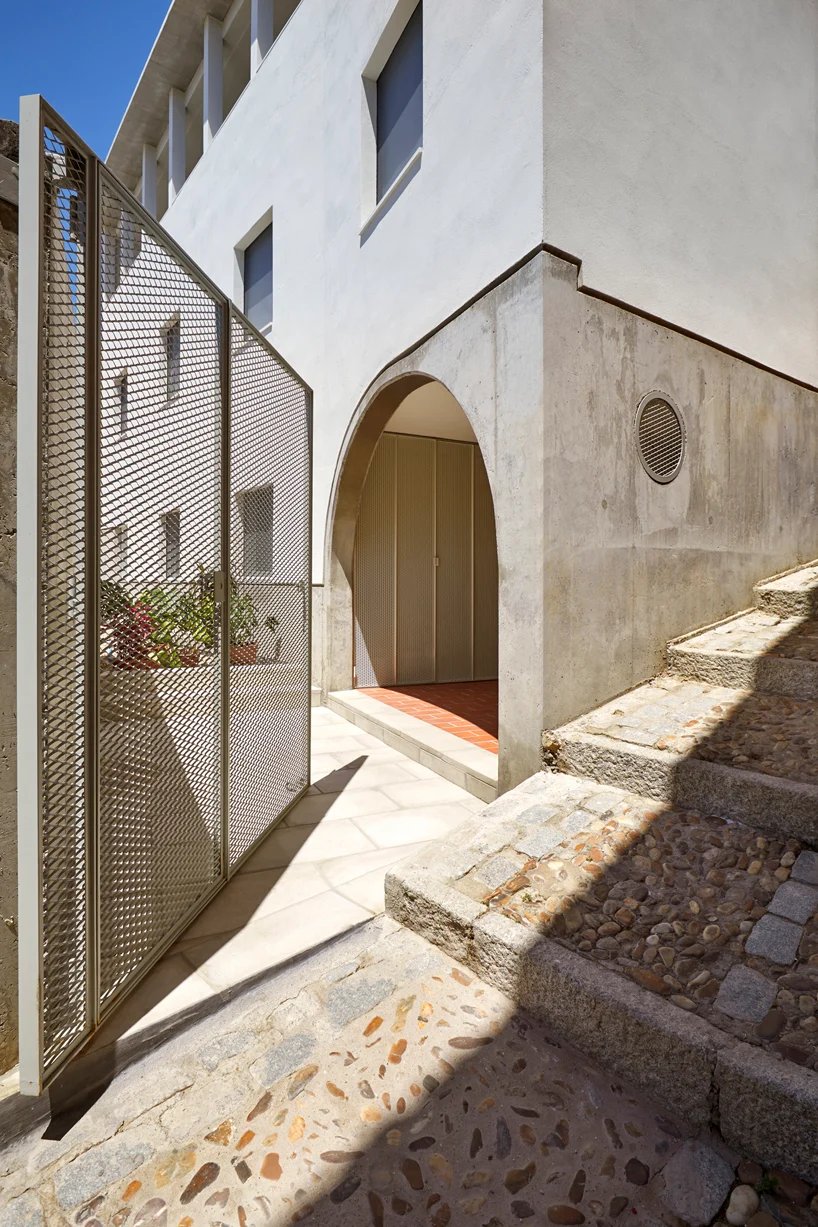 romero & vallejo 在西班牙托莱多历史悠久的市中心建造当代住宅