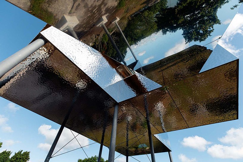 SynVillan 是一座高架镜面别墅,位于斯堪的纳维亚半岛最大的野生动物园 SynVillan 是一座高架镜面别墅,位于斯堪的纳维亚半岛最大的野生动物园