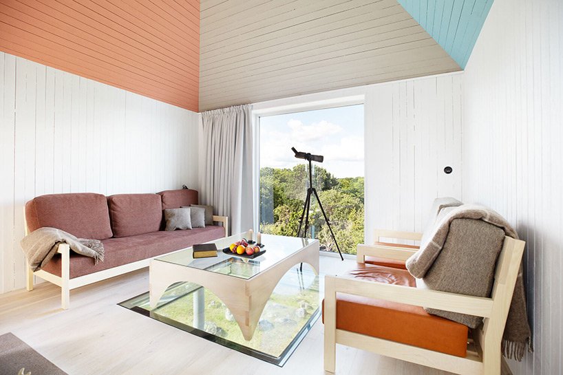 SynVillan 是一座高架镜面别墅,位于斯堪的纳维亚半岛最大的野生动物园 SynVillan 是一座高架镜面别墅,位于斯堪的纳维亚半岛最大的野生动物园