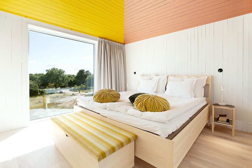 SynVillan 是一座高架镜面别墅,位于斯堪的纳维亚半岛最大的野生动物园 SynVillan 是一座高架镜面别墅,位于斯堪的纳维亚半岛最大的野生动物园