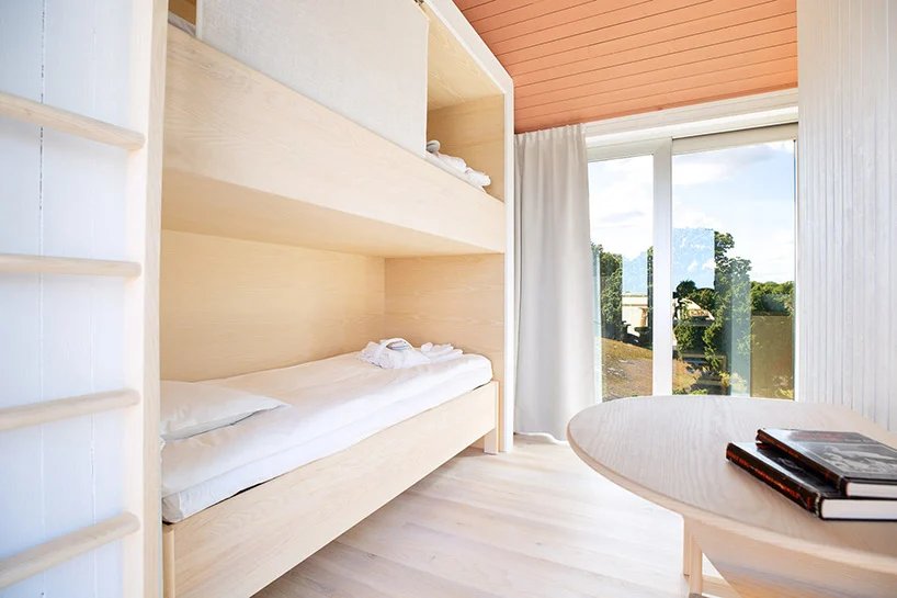 SynVillan 是一座高架镜面别墅,位于斯堪的纳维亚半岛最大的野生动物园 SynVillan 是一座高架镜面别墅,位于斯堪的纳维亚半岛最大的野生动物园