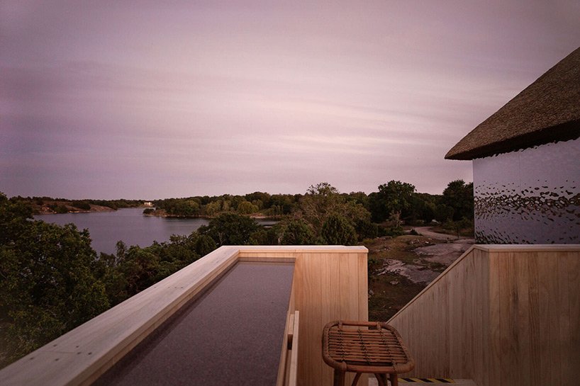 SynVillan 是一座高架镜面别墅,位于斯堪的纳维亚半岛最大的野生动物园 SynVillan 是一座高架镜面别墅,位于斯堪的纳维亚半岛最大的野生动物园