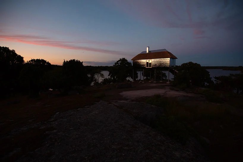 SynVillan 是一座高架镜面别墅,位于斯堪的纳维亚半岛最大的野生动物园 SynVillan 是一座高架镜面别墅,位于斯堪的纳维亚半岛最大的野生动物园