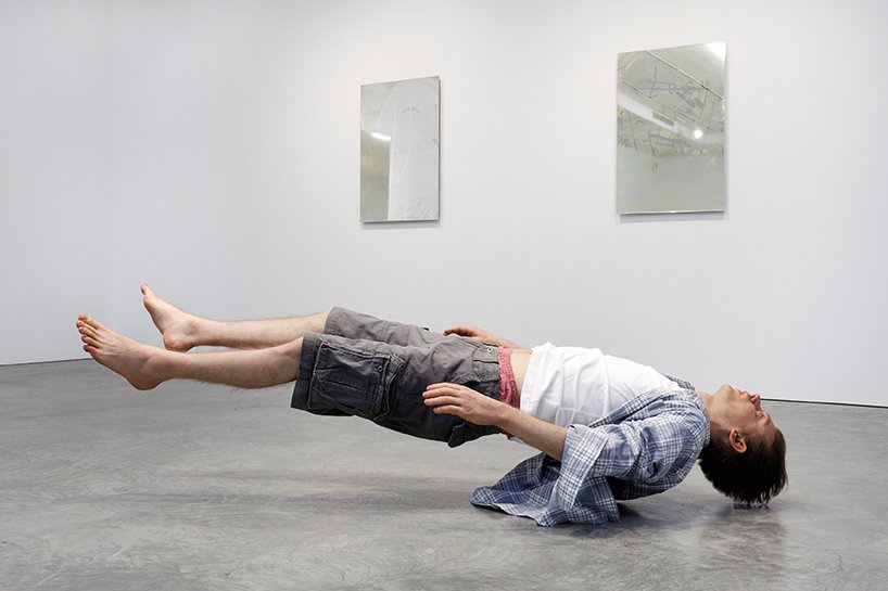 超真实的“josh”漂浮在“单独画廊”内，这是一个为保持社交距离而设计的展览空间