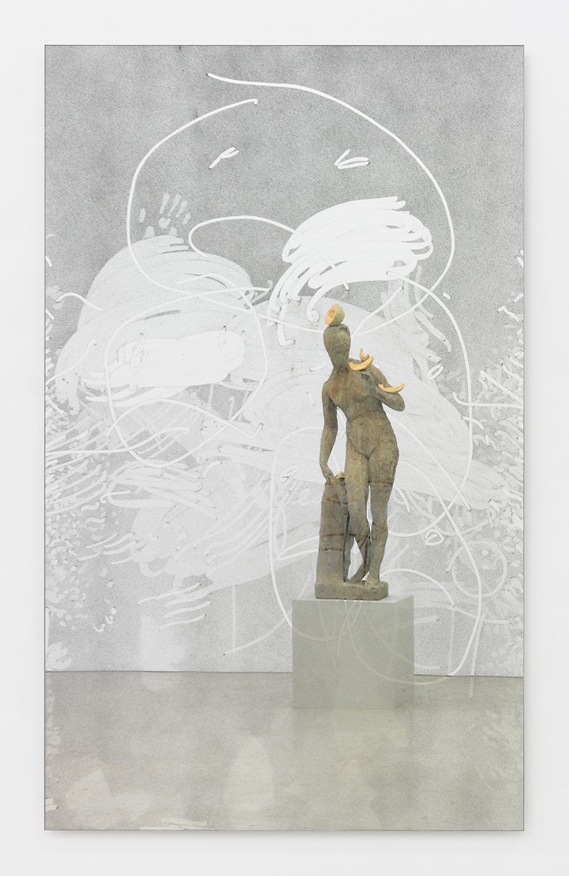 超真实的“josh”漂浮在“单独画廊”内，这是一个为保持社交距离而设计的展览空间