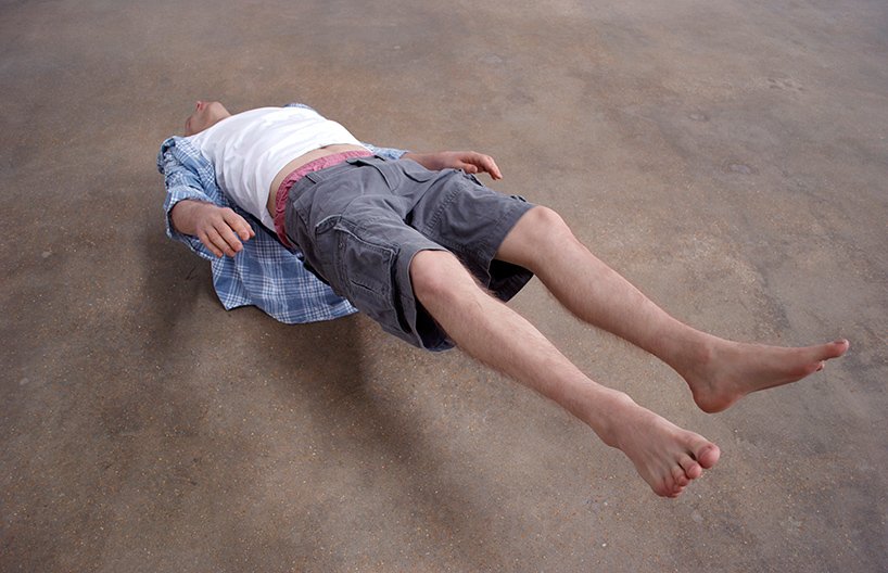 超真实的“josh”漂浮在“单独画廊”内，这是一个为保持社交距离而设计的展览空间