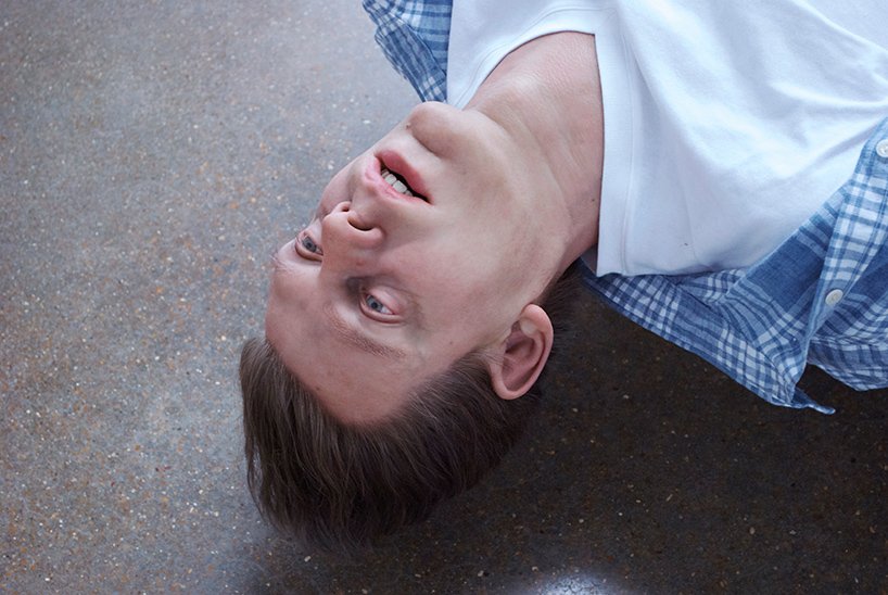 超真实的“josh”漂浮在“单独画廊”内，这是一个为保持社交距离而设计的展览空间