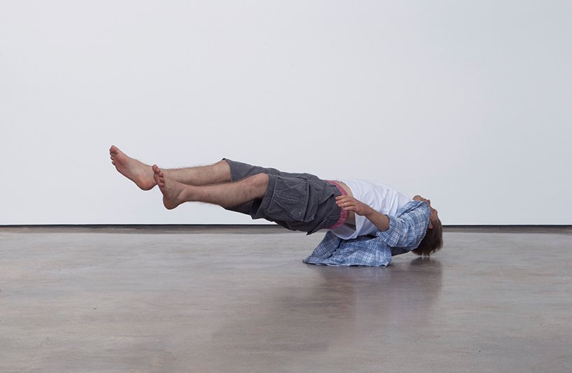 超真实的“josh”漂浮在“单独画廊”内，这是一个为保持社交距离而设计的展览空间