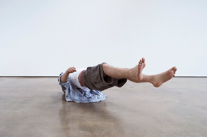 超真实的“josh”漂浮在“单独画廊”内，这是一个为保持社交距离而设计的展览空间