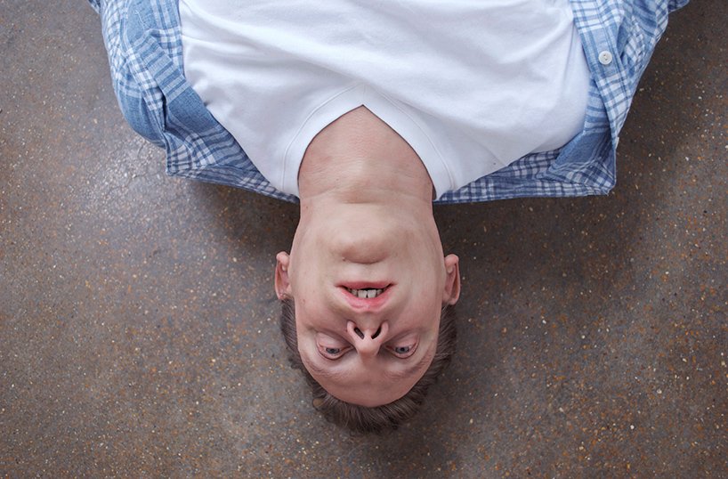 超真实的“josh”漂浮在“单独画廊”内，这是一个为保持社交距离而设计的展览空间