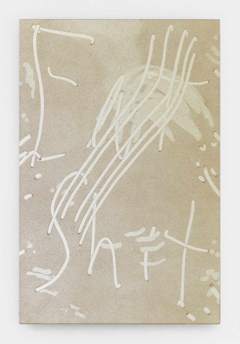 超真实的“josh”漂浮在“单独画廊”内，这是一个为保持社交距离而设计的展览空间