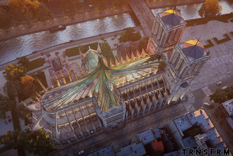 彩色玻璃屋顶扭曲成尖塔，呈现出巴黎圣母院的另一种景象