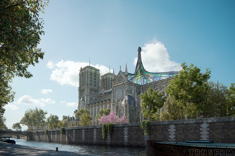 彩色玻璃屋顶扭曲成尖塔，呈现出巴黎圣母院的另一种景象
