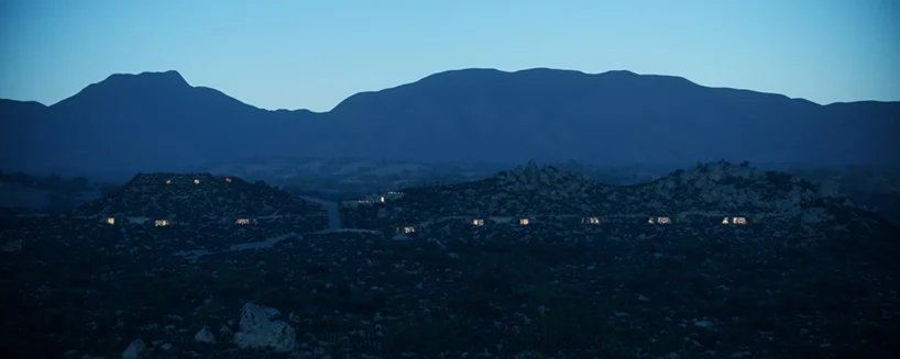 rojkind arquitectos 在墨西哥山坡上嵌入了一组“ummara”别墅