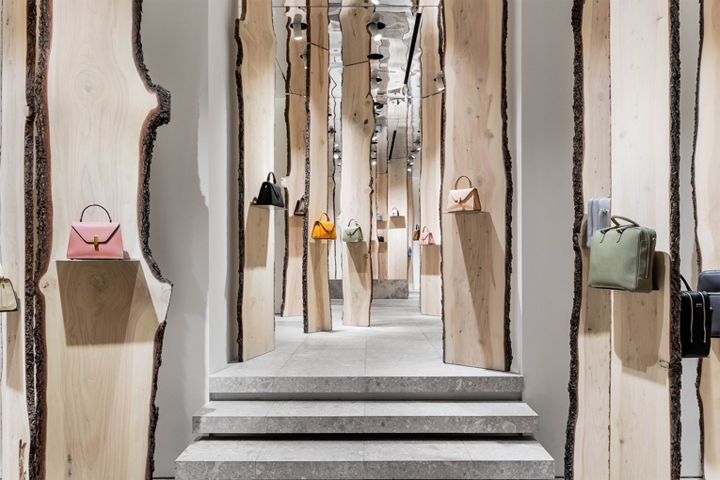 意大利米兰 Valextra 商店的“森林”装置,由隈研吾设计 意大利米兰 Valextra 商店的“森林”装置,由隈研吾设计