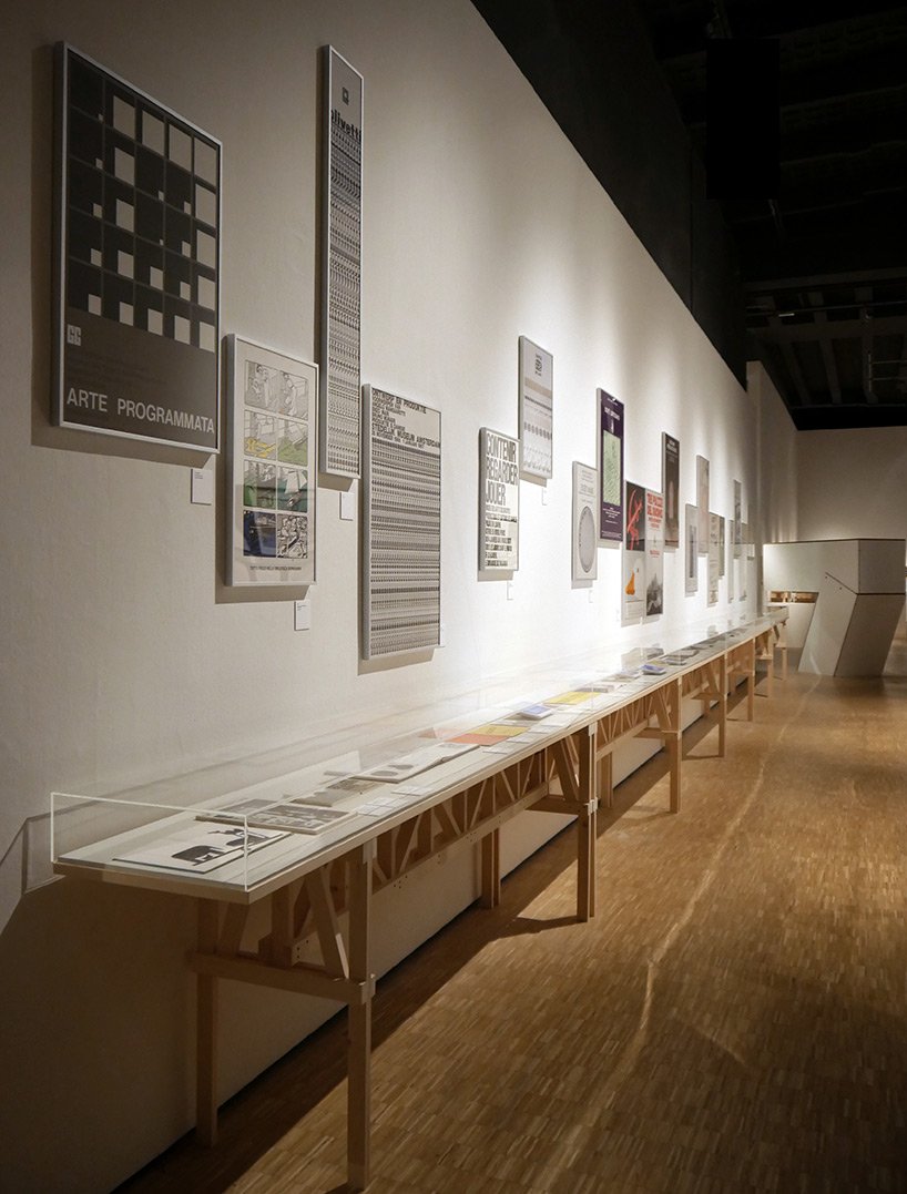 汉斯·乌尔里希·奥布里斯特 (hans ulrich obrist) 讨论米兰三年展恩佐·马里 (enzo mari) 展览的策展