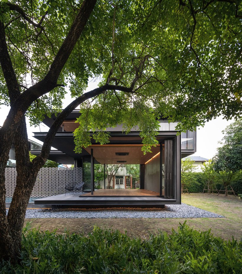 WARchitect 位于曼谷的“V60 住宅”通过中间的开放空间与自然相连 WARchitect 位于曼谷的“V60 住宅”通过中间的开放空间与自然相连