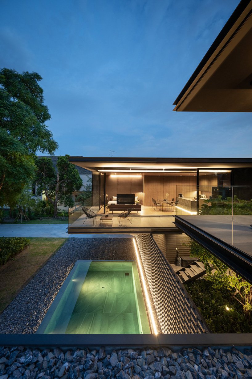 WARchitect 位于曼谷的“V60 住宅”通过中间的开放空间与自然相连 WARchitect 位于曼谷的“V60 住宅”通过中间的开放空间与自然相连