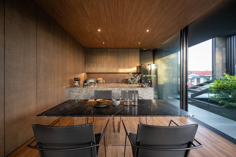 WARchitect 位于曼谷的“V60 住宅”通过中间的开放空间与自然相连 WARchitect 位于曼谷的“V60 住宅”通过中间的开放空间与自然相连