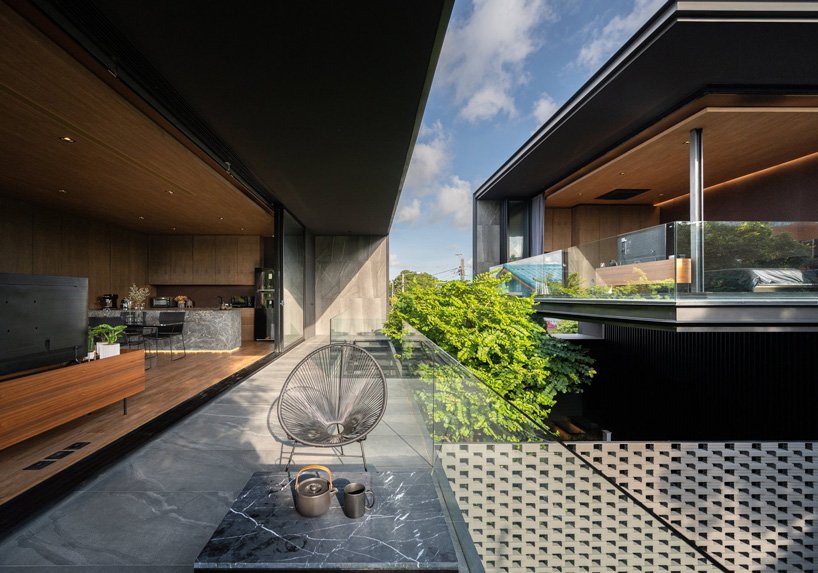 WARchitect 位于曼谷的“V60 住宅”通过中间的开放空间与自然相连 WARchitect 位于曼谷的“V60 住宅”通过中间的开放空间与自然相连