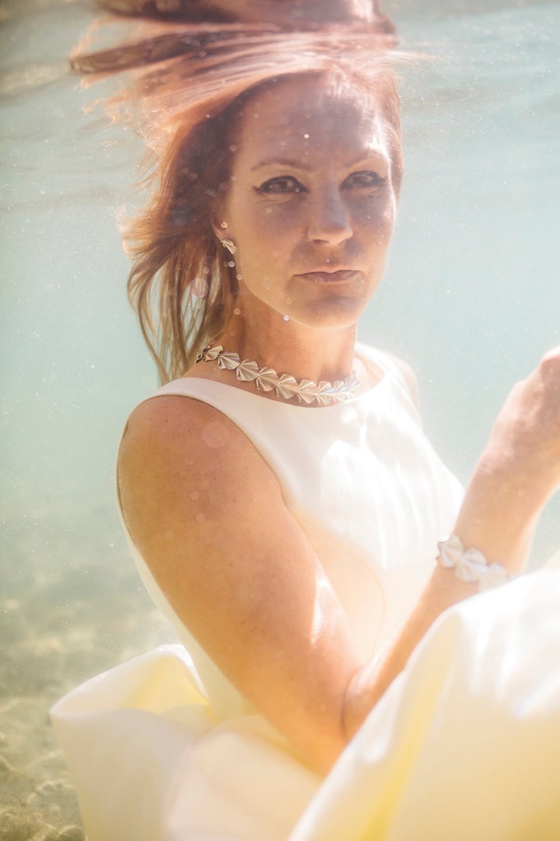 梦幻般的水下摄影突出了淹没在清澈蓝色芬兰水域中的珠宝