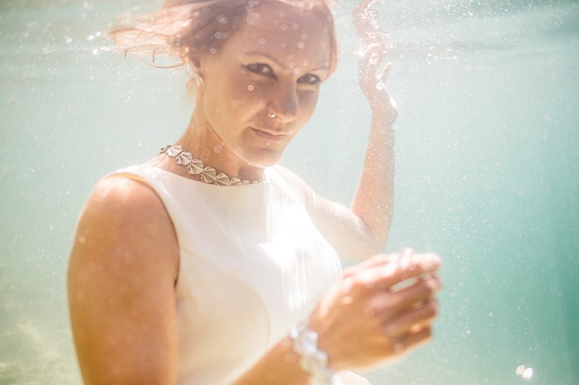 梦幻般的水下摄影突出了淹没在清澈蓝色芬兰水域中的珠宝