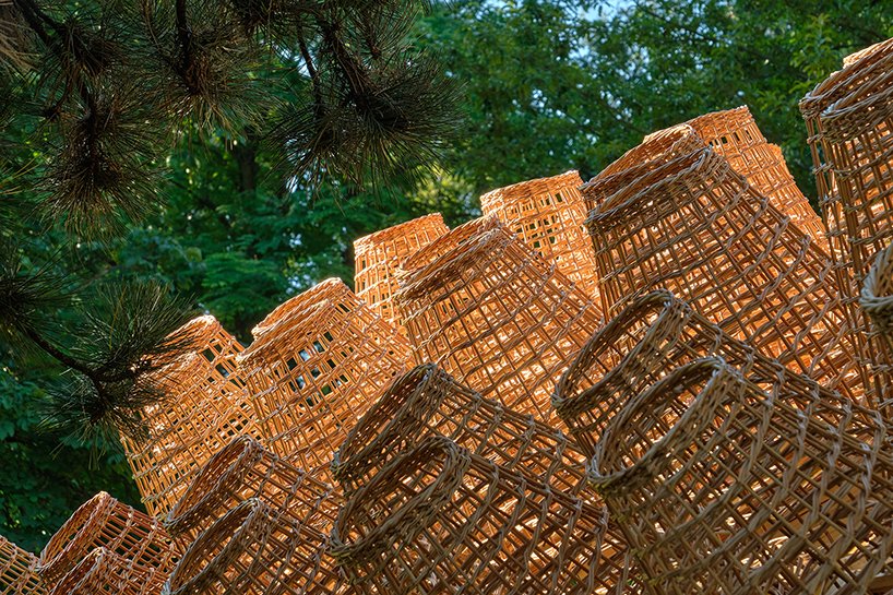 DJA 在法国推出由拉脱维亚工匠编织的三角形柳条网亭 DJA 在法国推出由拉脱维亚工匠编织的三角形柳条网亭