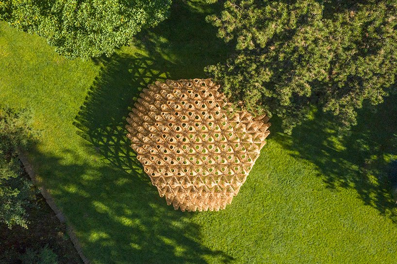 DJA 在法国推出由拉脱维亚工匠编织的三角形柳条网亭 DJA 在法国推出由拉脱维亚工匠编织的三角形柳条网亭