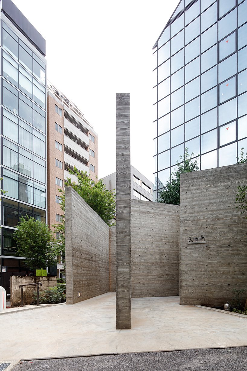 Wonderwall 的东京厕所由 15 块互锁的混凝土墙组成