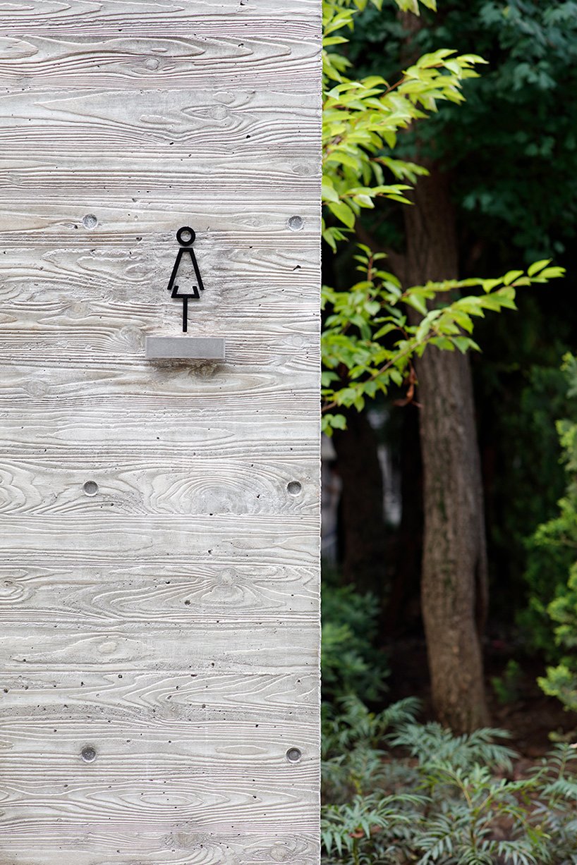 Wonderwall 的东京厕所由 15 块互锁的混凝土墙组成