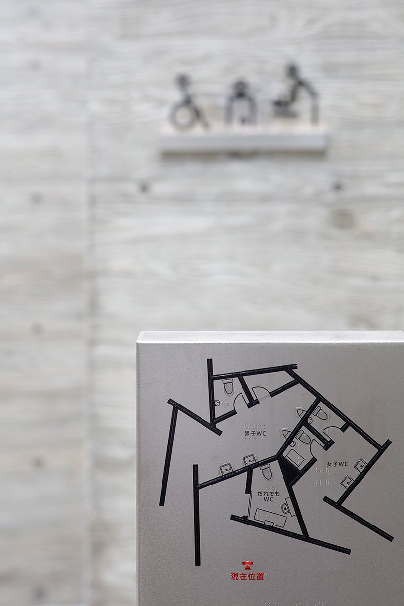 Wonderwall 的东京厕所由 15 块互锁的混凝土墙组成