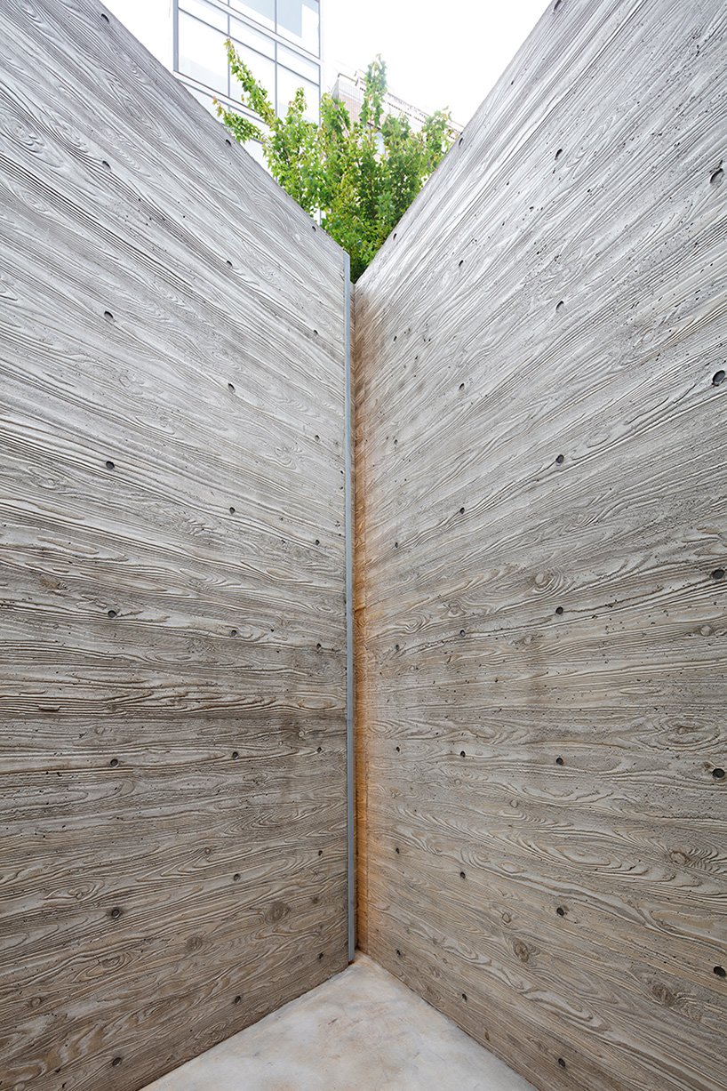 Wonderwall 的东京厕所由 15 块互锁的混凝土墙组成