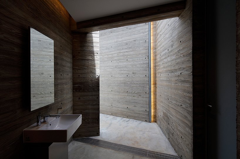 Wonderwall 的东京厕所由 15 块互锁的混凝土墙组成