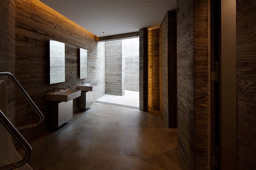 Wonderwall 的东京厕所由 15 块互锁的混凝土墙组成