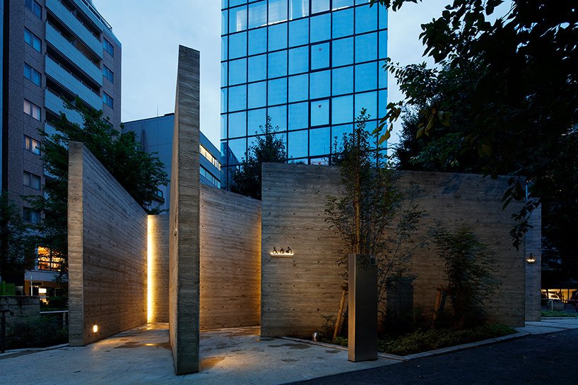 Wonderwall 的东京厕所由 15 块互锁的混凝土墙组成