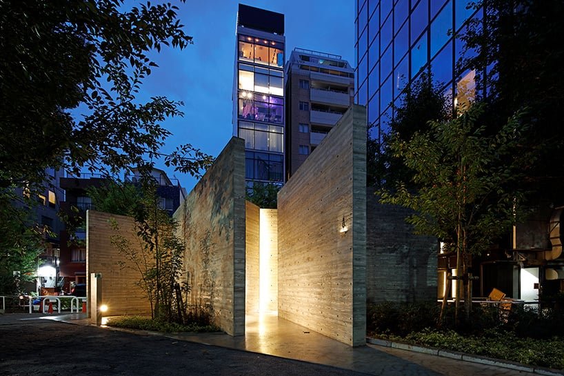 Wonderwall 的东京厕所由 15 块互锁的混凝土墙组成