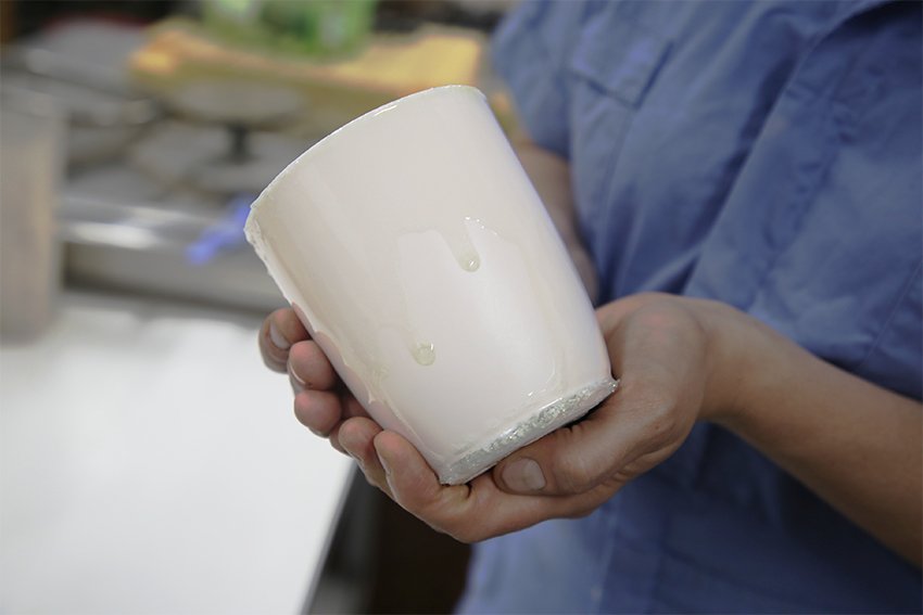 学生们利用入侵物种贻贝制作美丽的蓝色玻璃