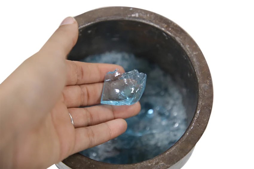 学生们利用入侵物种贻贝制作美丽的蓝色玻璃