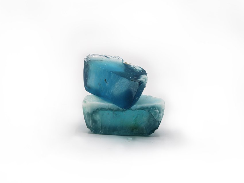 学生们利用入侵物种贻贝制作美丽的蓝色玻璃