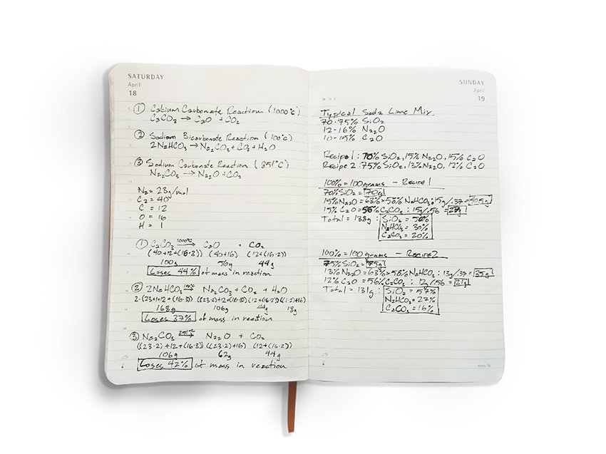 学生们利用入侵物种贻贝制作美丽的蓝色玻璃