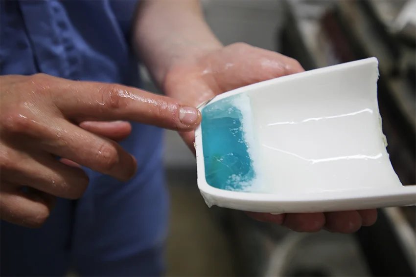 学生们利用入侵物种贻贝制作美丽的蓝色玻璃